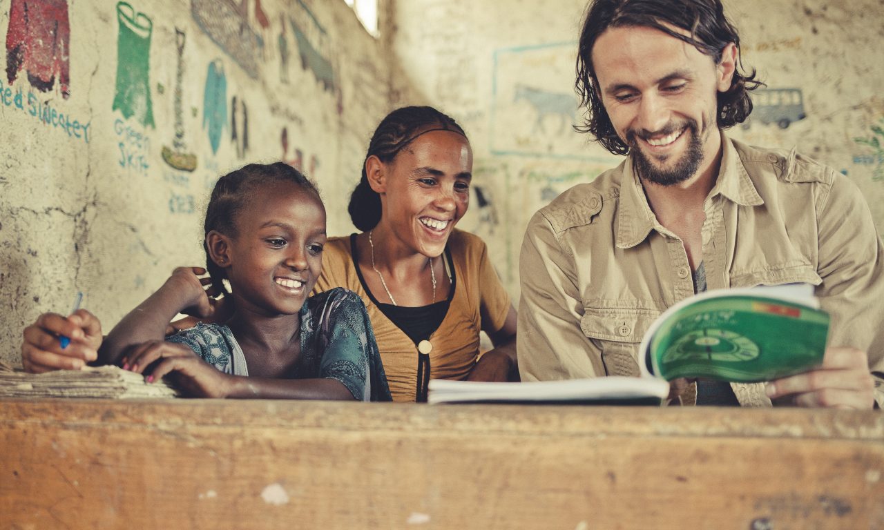 “Stellt euch in die Schuhe der Gleichaltrigen in anderen Ländern und fragt euch, ob das Leben fair ist.” Neven Subotic im Gespräch