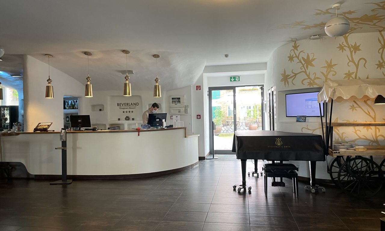 Zwischen Reservierungen und Kaffeetassen – Hinter der Hotelrezeption