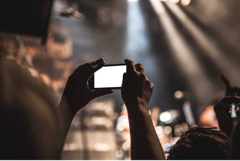 <strong>Smombie Alarm: Wenn die Realität im Bildschirm verschwindet</strong>