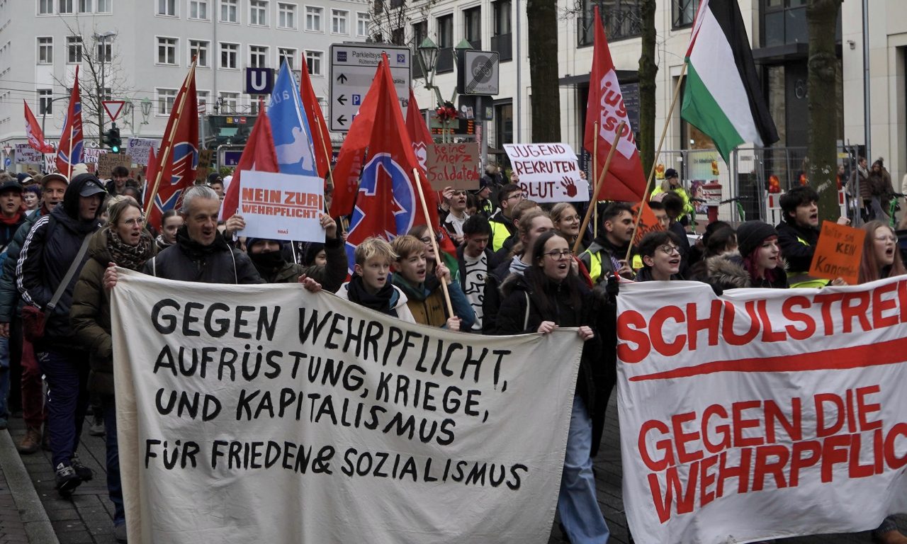 Schulstreik in Essen – „Nie wieder Wehrpflicht!“